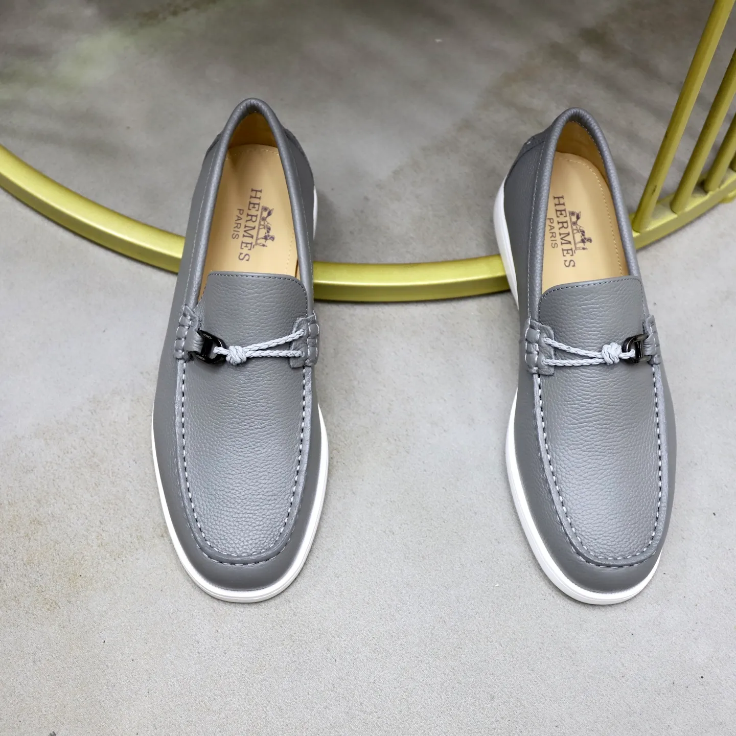 Ex-factory price: 560💰Hermès/Hermès slip-on men's shoes. This shoe is made of imported pebbled cowhide. It has simple and smooth lines and is combined with aerodynamically designed 3CM rubber foam ultra-light soles! Youthful and fashionable, classic H-shaped hardware buckle decoration, calf lining gently wraps the feet, with logo cowhide feet, casual and urban style, highlighting youthful vitality, sports and leisure version, super versatile, code number: 38-39-40-41-42-43-44 standard leather shoe size (45 can be customized but does not support returns)